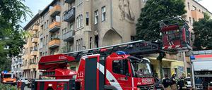 Bei einem Wohnungsbrand in Gesundbrunnen ist ein Mensch schwer verletzt worden. Er wurde mit einem Rettungshubschrauber in eine Klinik gebracht.