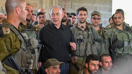 Benjamin Netanjahu mit Soldaten.