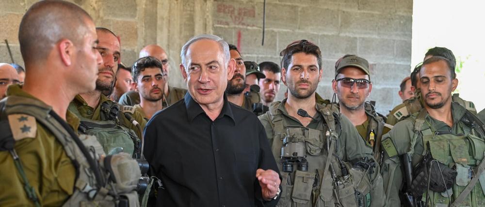 Benjamin Netanjahu mit Soldaten.