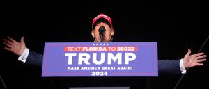 FILE PHOTO: Republican presidential candidate and former U.S. President Donald Trump speaks during a campaign rally at his golf resort in Doral, Florida, U.S., July 9, 2024.  REUTERS/Brian Snyder/File Photo