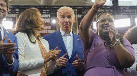 US-Präsident Joe Biden schneidet eine Grimasse auf der Bühne mit Anhängern nach einer Rede in der Renaissance High School während einer Wahlkampfveranstaltung in Detroit.