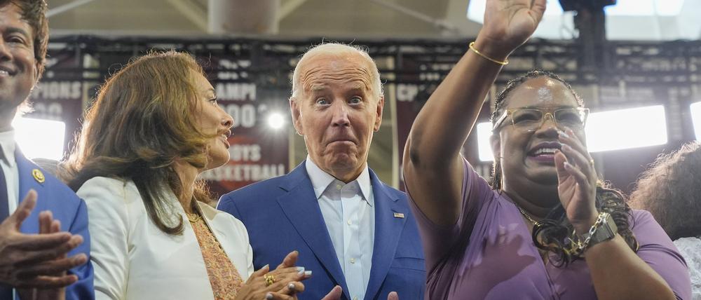 US-Präsident Joe Biden schneidet eine Grimasse auf der Bühne mit Anhängern nach einer Rede in der Renaissance High School während einer Wahlkampfveranstaltung in Detroit.