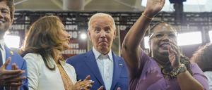 US-Präsident Joe Biden schneidet eine Grimasse auf der Bühne mit Anhängern nach einer Rede in der Renaissance High School während einer Wahlkampfveranstaltung in Detroit.