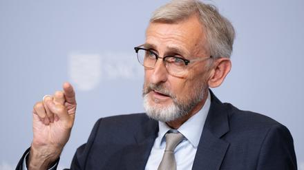 Armin Schuster (CDU), Innenminister von Sachsen, spricht bei einer Pressekonferenz. 
