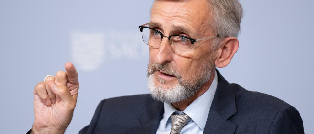 Armin Schuster (CDU), Innenminister von Sachsen, spricht bei einer Pressekonferenz. 