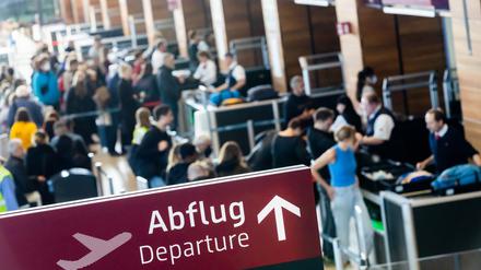 Passagiere gehen am letzten Wochenende der Herbstferien am Flughafen Berlin-Brandenburg (BER) «Willy Brandt» durch die Sicherheitskontrolle.