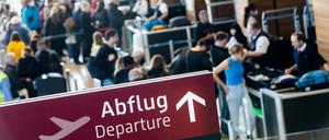 Passagiere gehen am letzten Wochenende der Herbstferien am Flughafen Berlin-Brandenburg (BER) «Willy Brandt» durch die Sicherheitskontrolle.