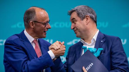 Ganz so eng, wie es das Verfassungsgericht sieht, ist die Verbindung der Parteien von Friedrich Merz und Markus Söder vielleicht nicht.