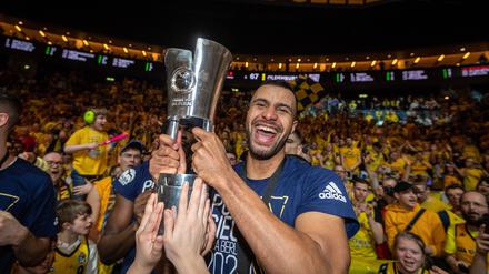Johannes Thiemann gewann mit Alba Berlin drei Meisterschaften und zweimal den Pokal (hier 2020 in eigener Halle gegen Oldenburg).