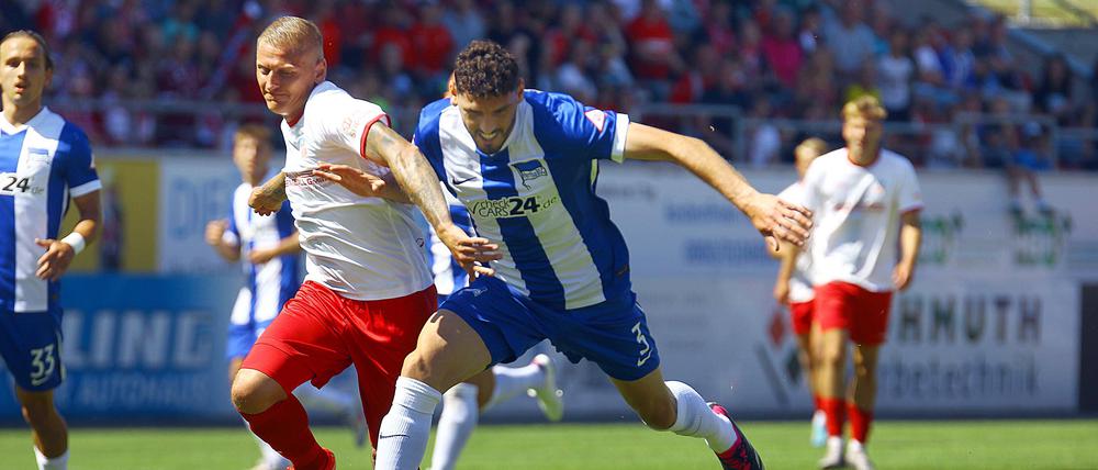 Agustin Rogel (re.) verteidigt den Ball gegen Zwickaus Marc-Philipp Zimmermann.