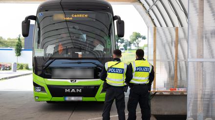 Bundespolizisten stehen anlässlich von Grenzkontrollen vor Beginn der Fußball-EM auf dem Rastplatz ·Am Heideholz· an der Autobahn 17 nahe der deutsch-tschechischen Grenze vor einem Reisebus. 