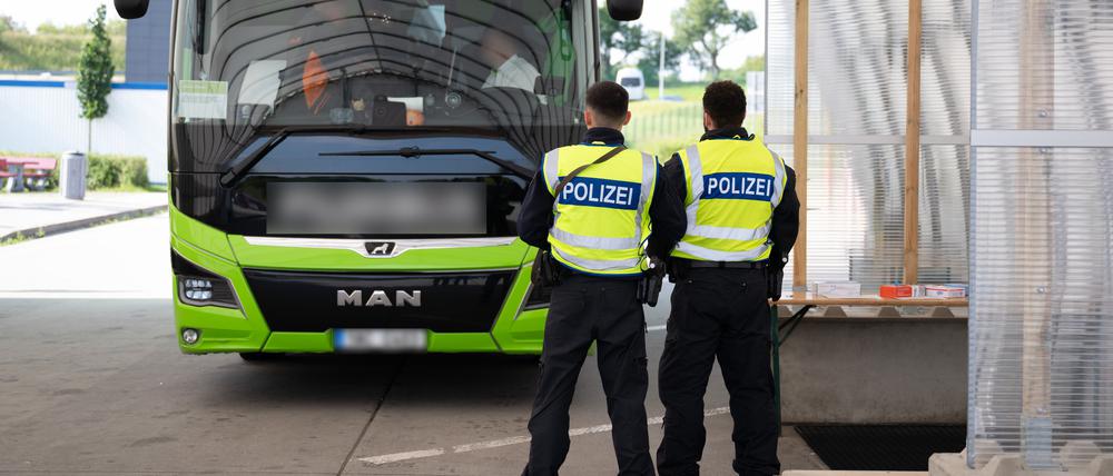 Bundespolizisten stehen anlässlich von Grenzkontrollen vor Beginn der Fußball-EM auf dem Rastplatz ·Am Heideholz· an der Autobahn 17 nahe der deutsch-tschechischen Grenze vor einem Reisebus.