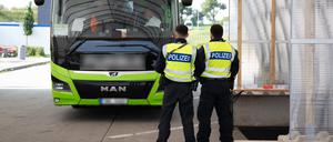 Bundespolizisten stehen anlässlich von Grenzkontrollen vor Beginn der Fußball-EM auf dem Rastplatz ·Am Heideholz· an der Autobahn 17 nahe der deutsch-tschechischen Grenze vor einem Reisebus. 