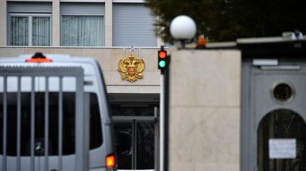 Das Wappen Russlands ist auf dem Gebäude der Ständigen Vertretung der Russischen Föderation bei den Vereinten Nationen in Genf zu sehen (Symbolbild).
