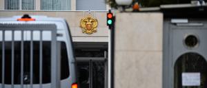 Das Wappen Russlands ist auf dem Gebäude der Ständigen Vertretung der Russischen Föderation bei den Vereinten Nationen in Genf zu sehen (Symbolbild).