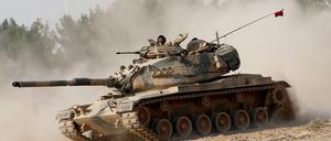 Türkische Panzer auf dem Weg in die Nähe der türkisch-syrischen Grenze (Symbolbild)
