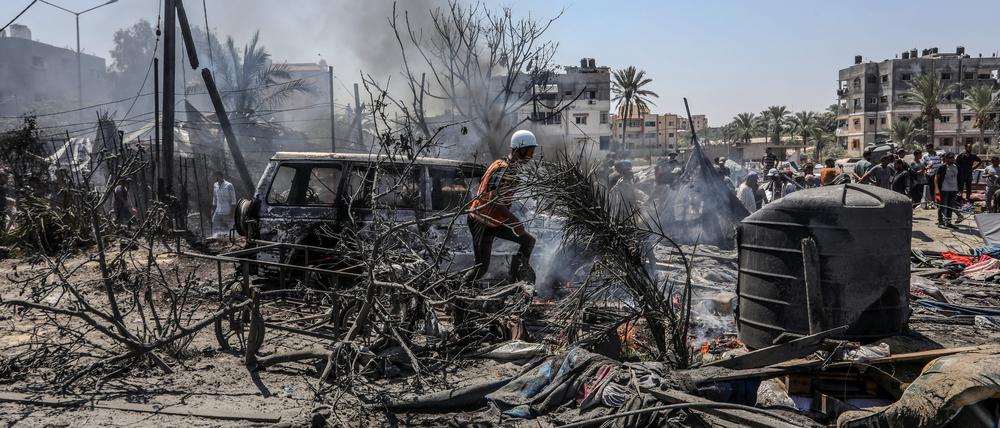 Palästinenser inspizieren die Schäden nach einem israelischen Luftangriff in der Al-Mawasi.