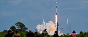 Eine Falcon-9-Rakete von SpaceX startet in Cape Canaveral (Symbolbild).