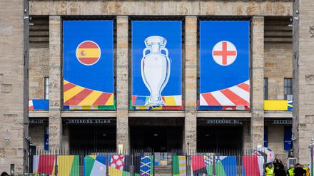 Die Flaggen Spaniens und Englands hängen am Olympiastadion. Am heutigen Abend (14.07.2024) treffen Spanien und England im Berliner Olympiastadion zum EM-Finale aufeinander.