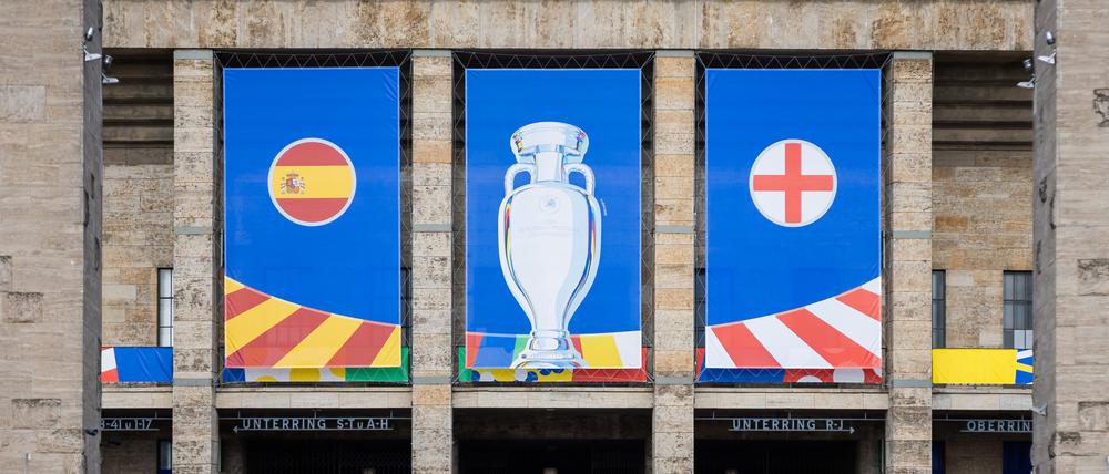 Die Flaggen Spaniens und Englands hängen am Olympiastadion. Am heutigen Abend (14.07.2024) treffen Spanien und England im Berliner Olympiastadion zum EM-Finale aufeinander.