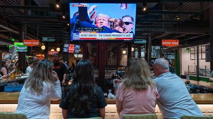 Berichterstattung über das Attentat im US-Fernsehen in einer Bar in Milwaukee.