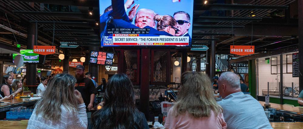 Berichterstattung über das Attentat im US-Fernsehen in einer Bar in Milwaukee.