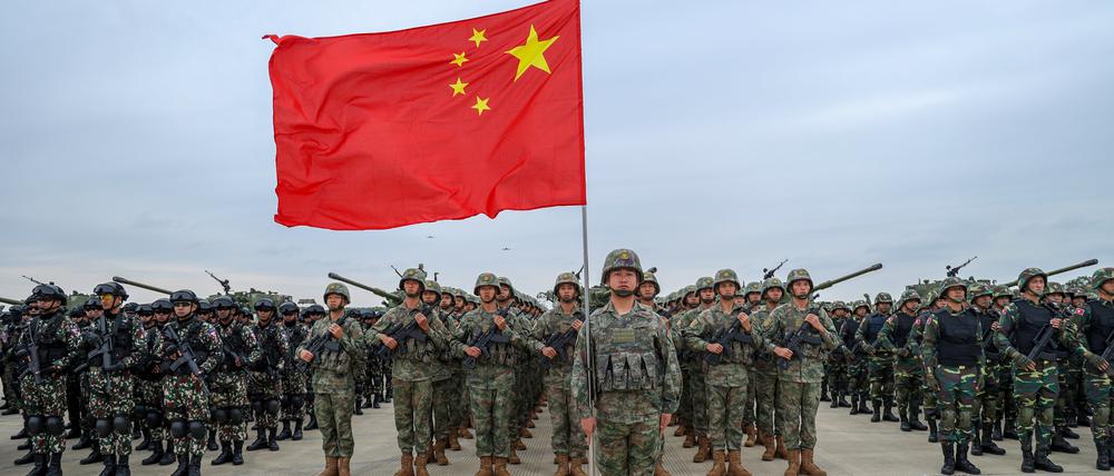 Soldaten nehmen an der Eröffnungszeremonie der gemeinsamen Militärübung „Frieden und Freundschaft-2023“ in der südchinesischen Provinz Guangdong teil.