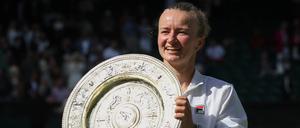Barbora Krejcikova mit der beliebtesten Trophäe im Tennis.
