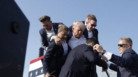 Der republikanische Präsidentschaftskandidat und ehemalige Präsident Donald Trump wird während einer Kundgebung angeschossen. 