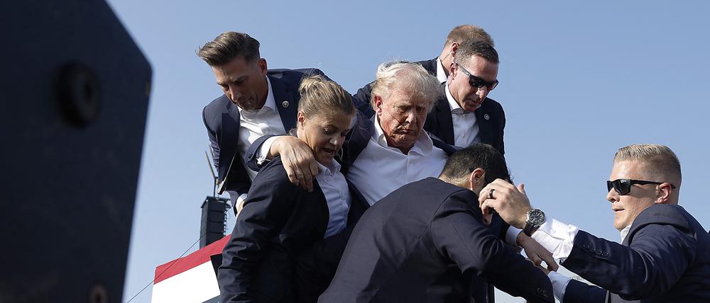 Der republikanische Präsidentschaftskandidat und ehemalige Präsident Donald Trump wird während einer Kundgebung angeschossen. 