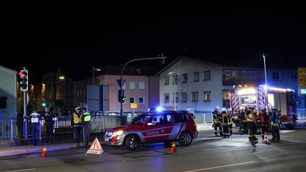Rettungskräfte sichern den Einsatzort in Vilshofen: Sechs Menschen hat ein mutmaßliche Schleuser bei seiner Flucht mit seinem Fahrzeug angefahren.
