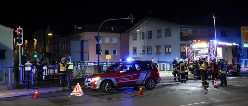 Rettungskräfte sichern den Einsatzort in Vilshofen: Sechs Menschen hat ein mutmaßliche Schleuser bei seiner Flucht mit seinem Fahrzeug angefahren.