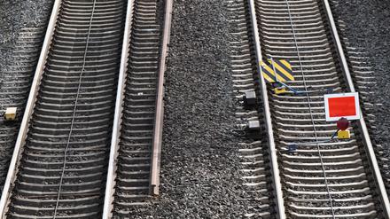 Ein rotes Schild sperrt ein Gleis der Bahnstrecke