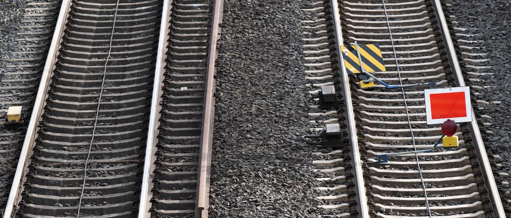 Ein rotes Schild sperrt ein Gleis der Bahnstrecke