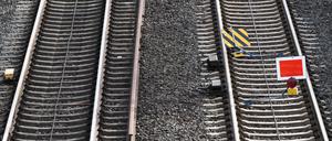 Ein rotes Schild sperrt ein Gleis der Bahnstrecke
