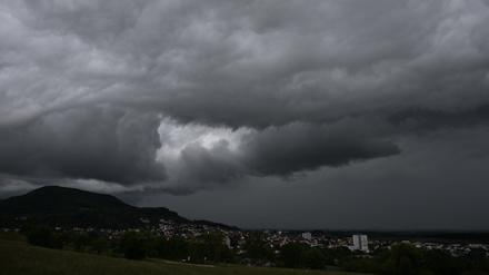 Baden-Württemberg, Heubach: Dunkle Wolken bauen sich über der Schwäbischen Alb auf. (Archivbild)
