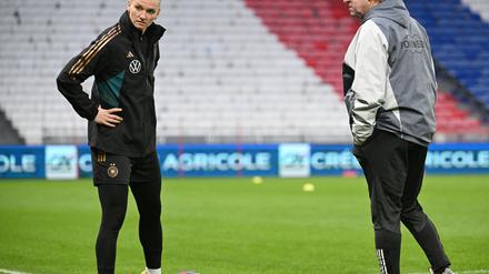 Das 0:3 gegen Island wirkt nach. Die angeschlagene Alexandra Popp (l.) und Bundestrainer Horst Hrubesch.