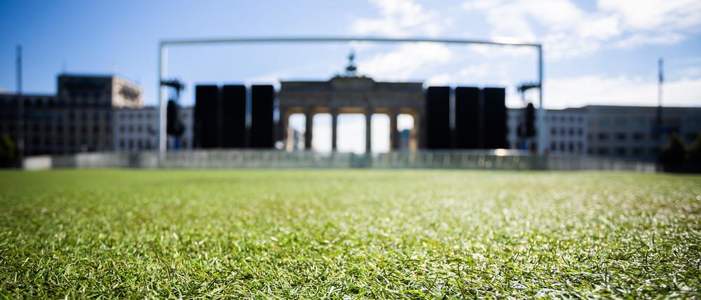 Die leere Fanmeile mit Kunstrasen vor dem Brandenburger Tor.