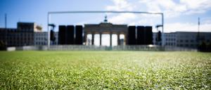 Die leere Fanmeile mit Kunstrasen vor dem Brandenburger Tor.