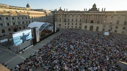 Maestro und Konzertsaal in XL. Christian Thielemann und die Staatskapelle auf dem Bebelplatz.