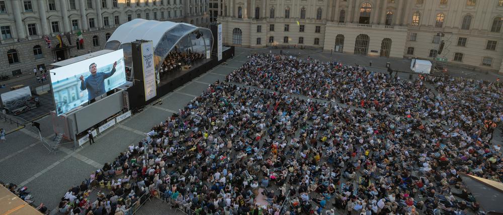 Maestro und Konzertsaal in XL. Christian Thielemann und die Staatskapelle auf dem Bebelplatz.
