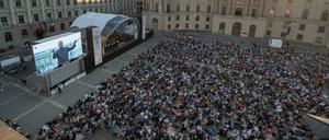 Maestro und Konzertsaal in XL. Christian Thielemann und die Staatskapelle auf dem Bebelplatz.