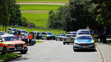 Rettungsdienste und Polizei stehen an einer Straße in Albstadt-Lautlingen.