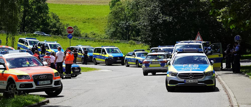 Rettungsdienste und Polizei stehen an einer Straße in Albstadt-Lautlingen.