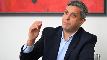 Raed Saleh, Mitglied des Abgeordnetenhauses und Co-Vorsitzender der SPD Berlin, spricht während eines Interviews mit der dpa.