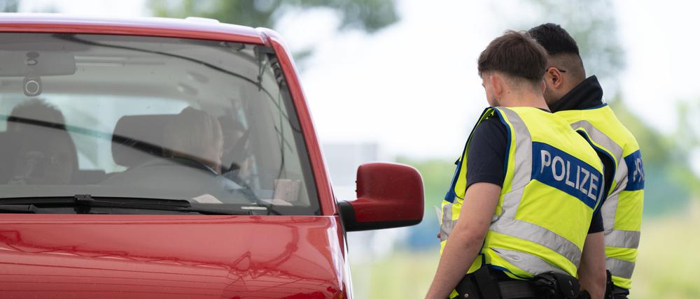 Bundespolizisten stehen anlässlich von Grenzkontrollen vor Beginn der Fußball-EM auf dem Rastplatz.