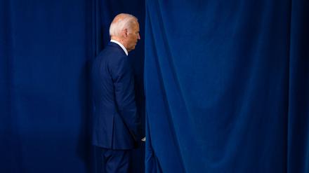 Joe Biden verlässt eine Bühne.