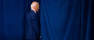 Joe Biden verlässt eine Bühne.
