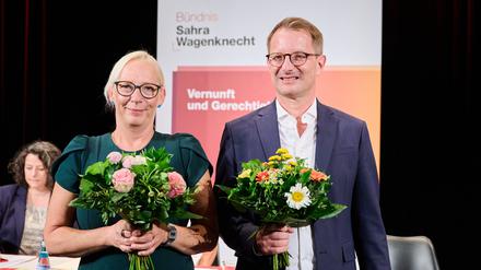 Josephine Thyrêt und Alexander King nach der Wahl zur Doppelspitze des neu gegründeten Berliner Landesverbands des Bündnisses Sahra Wagenknecht (BSW).