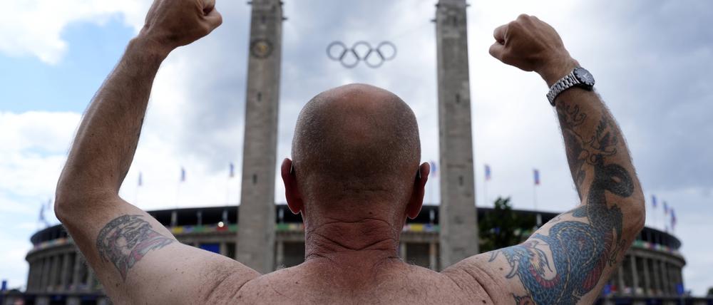 Ein englischer Fan hebt vor dem Olympiastadion die Hände zum Himmel.